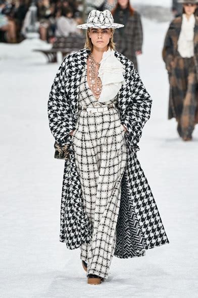 pre-collezioni autunno-inverno 2019-20 chanel|Chanel runway collection.